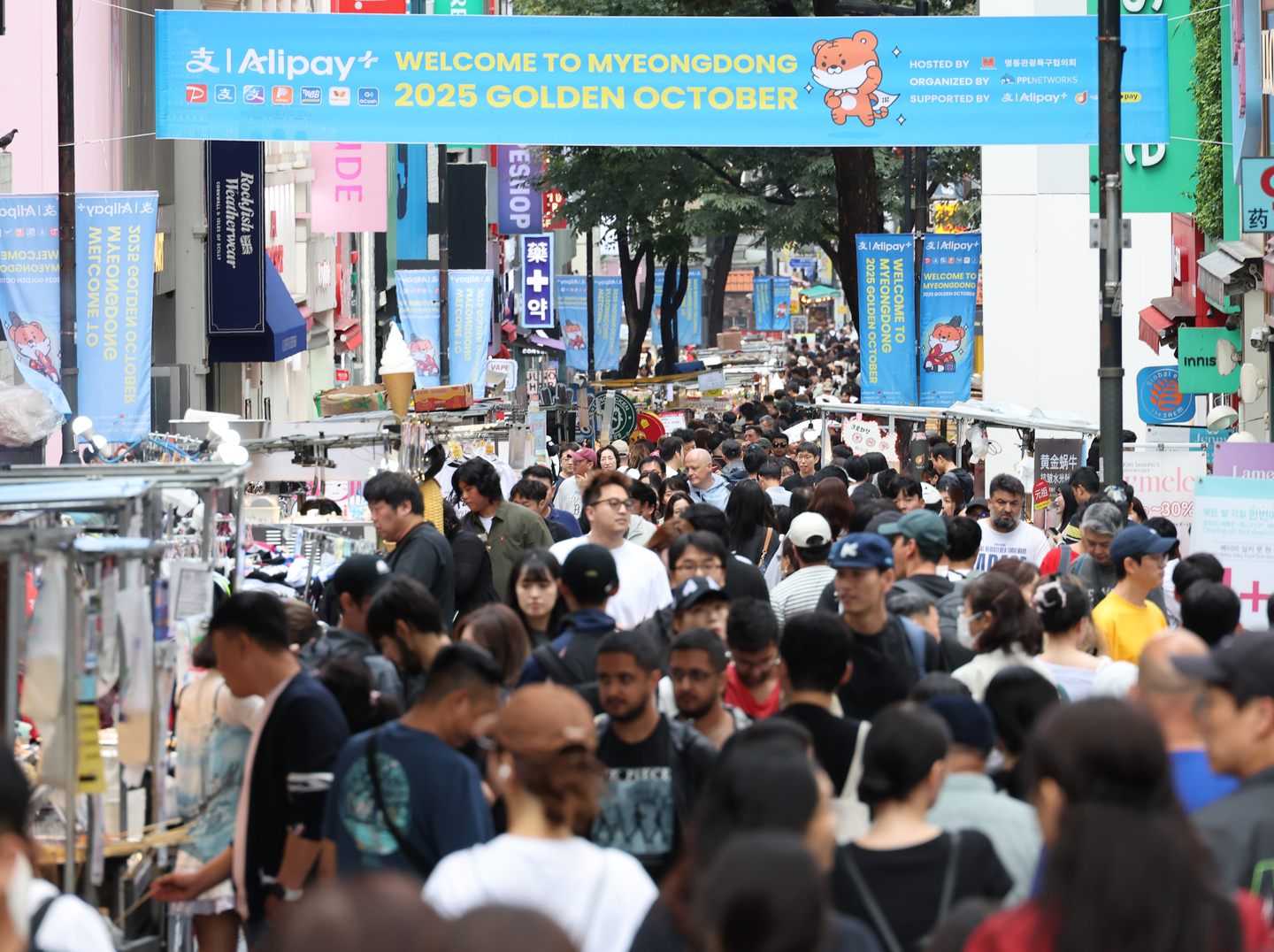 Streets of Myeongdong are filled with visitors on Sept. 29. [YONHAP]