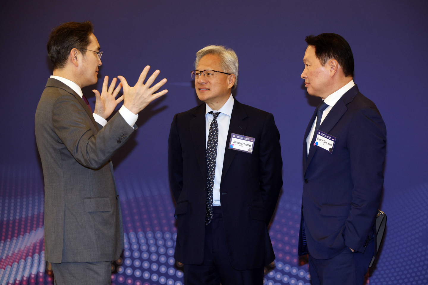 Jensen Huang, CEO of Nvidia at center, talks with Samsung Electronics Executive Chairman Lee Jae-yong and SK Chairman Chey Tae-won at a business roundtable held in Washington on Aug. 25. [JOINT PRESS CORPS]