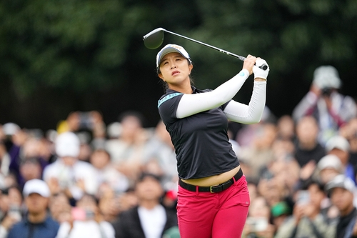Kim Sei-young of Korea tees off on the second hole during the final round of the BMW Ladies Championship at Pine Beach Golf Links in Haenam, South Jeolla, on Oct. 19. [YONHAP]