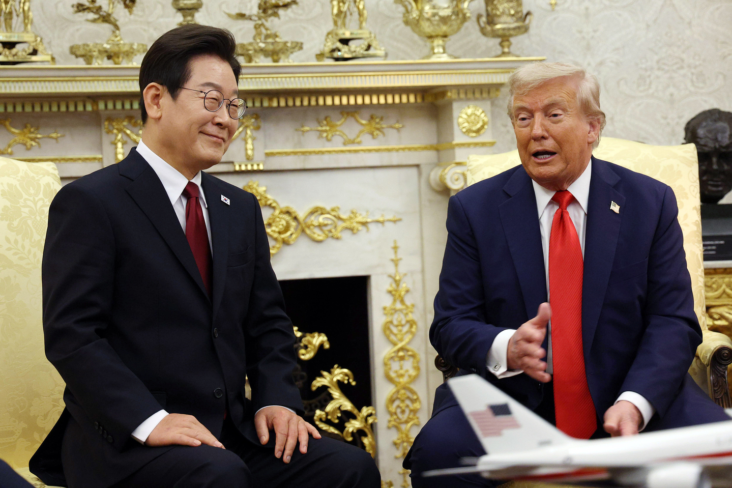President Lee Jae Myung, right, listens as U.S. President Donald Trump speaks inside the Oval Office of the White House in Washington on Aug. 25. [JOINT PRESS CORPS]