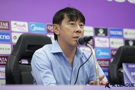 Ulsan HD manager Shin Tae-yong speaks during a press conferece after an AFC Champions League Elite match against Chengdu Rongcheng at Munsu Football Stadium in Ulsan on Sept. 17. [YONHAP]