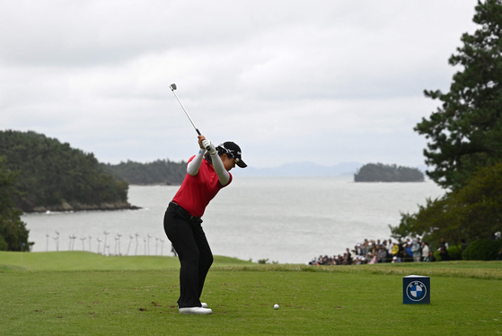 Kim Sei-young tees off on the eighth hole during the third round of the BMW Ladies Championship at Pine Beach Golf Links in Haenam County, South Jeolla, on Oct. 18. [AFP/YONHAP]