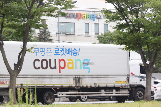 A vehicle moves in and out of a Coupang logistics center in Seoul on Aug. 6. [YONHAP] 