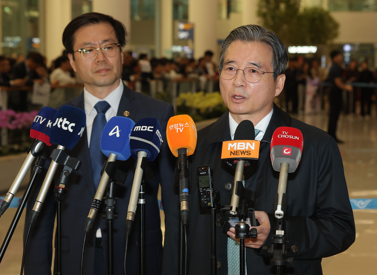  After visiting Washington for follow-up discussions on Korea-U.S. tariff negotiations, Presidential Director of National Policy Kim Yong-beom, right, and Trade Minister Yeo Han-koo speak to reporters upon their return to Incheon International Airport on the evening of Oct. 19. [YONHAP]