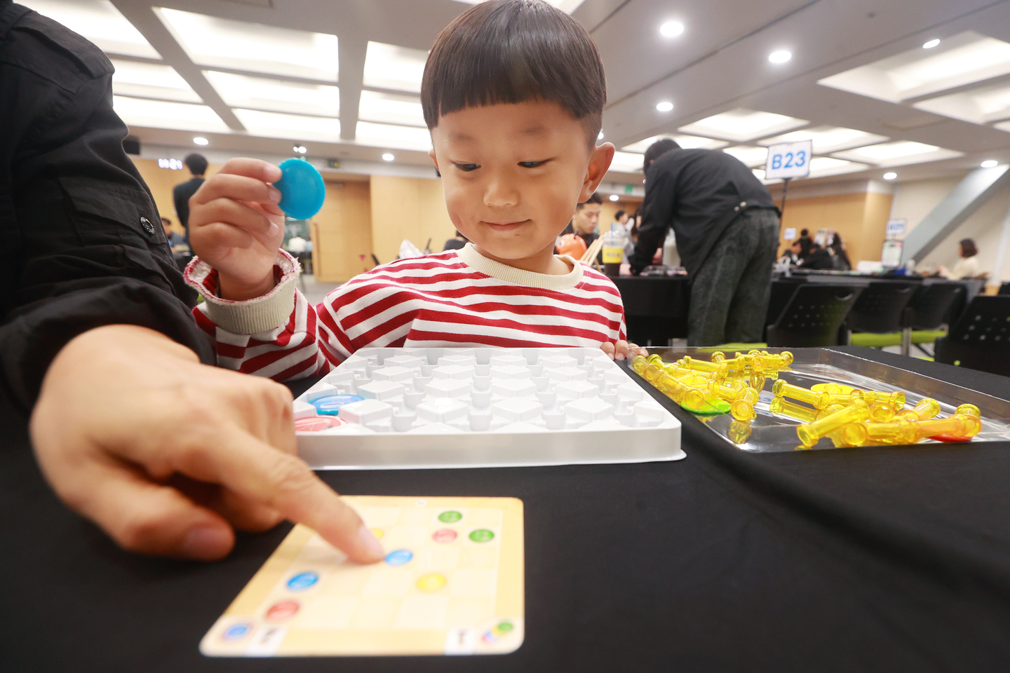  A child plays a board game at the Indie Board Game Market 2025 held at the aT Center in Seocho District, Seoul, on Oct. 19. [YONHAP] 