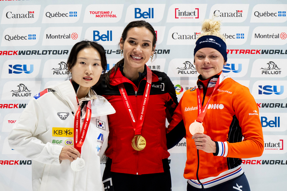 Gold medalist Courtney Sarault of Canada, center, poses for a photograph with Korean silver medalist Choi Choi Min-jeong, left, and bronze medalist Xandra Velzeboer of the Netherlands following the 1000-meter race at the ISU Short Track World Tour speed skating event in Montreal on Oct. 18. [AP/YONHAP] 