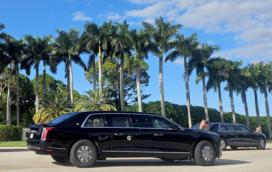 U.S. President Donald Trump departs Trump International Golf Club in West Palm Beach, Florida, on Oct. 18 after finishing a round with top Korean conglomerate chiefs. [YONHAP] 
