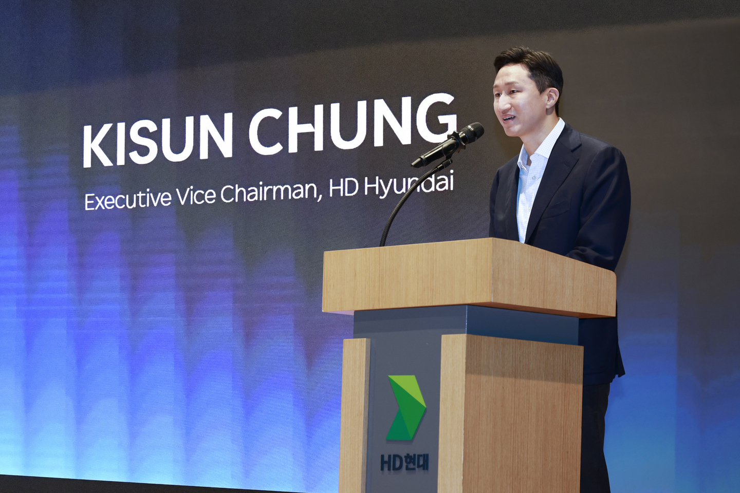 HD Hyundai Executive Vice Chairman Chung Ki-sun delivers opening remarks at the Korea-U.S. Shipbuilding Cooperation Expert Forum held at the HD Hyundai Global R&D Center in Seongnam, Gyeonggi on June 24. [YONHAP]