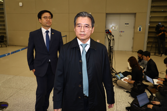 Kim Yong-beom, presidential chief of staff for policy, leaves Incheon International Airport on Oct. 19 after giving a briefing upon returning from Washington. [KIM JONG-HO]