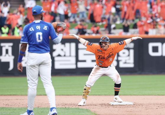 Hanwha Eagles outfielder Son Ah-seop celebrates after hitting a game-tying RBI double with no outs and a runner on second in the bottom of the sixth inning during Game 1 of the second round of the 2025 KBO playoffs against the Samsung Lions at Daejeon Hanwha Life Ballpark in Daejeon on Oct. 18. [NEWS1] 