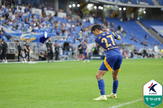 Ulsan HD midfielder Lee Chung-yong celebrates during a K League 1 match against Gwangju FC at Munsu Football Stadium in Ulsan on Oct. 18. [K LEAGUE]