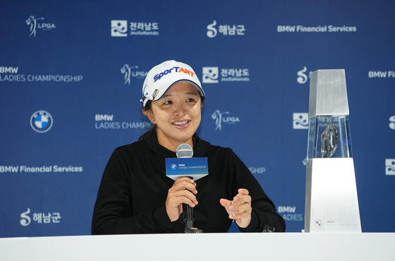 Kim Sei-young speaks during a press conference after winning the BMW Ladies Championship at Pine Beach Golf Links in Haenam, South Jeolla, on Oct. 19, in this photo provided by the tournament organizing committee. [YONHAP]