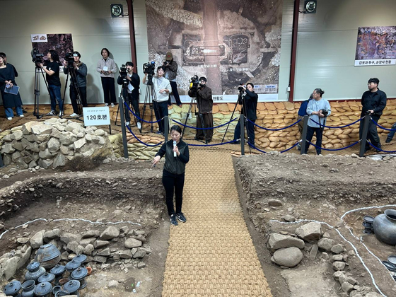 Researchers explain the historical value of the newly discovered Hwangnam-dong Wooden Chamber Tomb No. 1, part of the ancient tomb complex in Gyoengju, North Gyeongsang and presumed to have been made during the Silla Dynasty (57 B.C.-A.D. 935), to reporters on Oct. 20. [YONHAP]