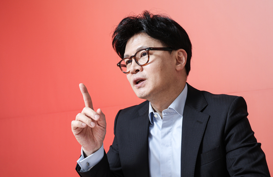 Han Dong-hoon talks in an interview with the JoongAng Ilbo at the presidential candidate's campaign office in the Daehwa Building in Yeouido, western Seoul, on April 27. [KIM KYUNG-ROK]
