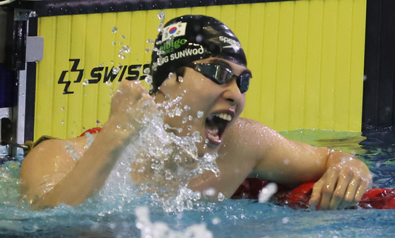 Hwang Sun-woo celebrates his record-breaking performance in the men's 200-meter freestyle final at the National Sports Festival at Sajik Indoor Swimming Pool at Busan Sports Complex in the southeastern city of Busan on Oct. 20, 2025. [YONHAP]