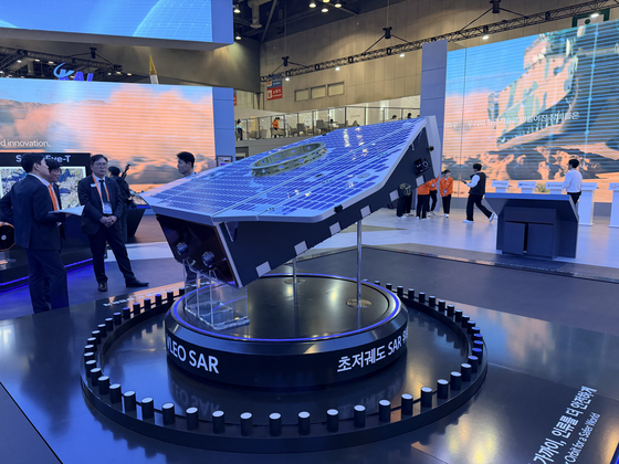 Hanwha System's Very Low Earth Orbit Ultra High Resolution Synthetic Aperture Radar displayed at the Seoul International Aerospace & Defense Exhibition held in Kintex in Goyang, Gyeonggi, on Monday. [CHO YONG-JUN] 