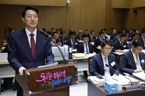 Seoul Mayor Oh Se-hoon delivers a briefing during a parliamentary audit of the Seoul Metropolitan Government by the National Assembly’s Land, Infrastructure and Transport Committee at Seoul City Hall in central Seoul on Oct. 20. [NEWS1]