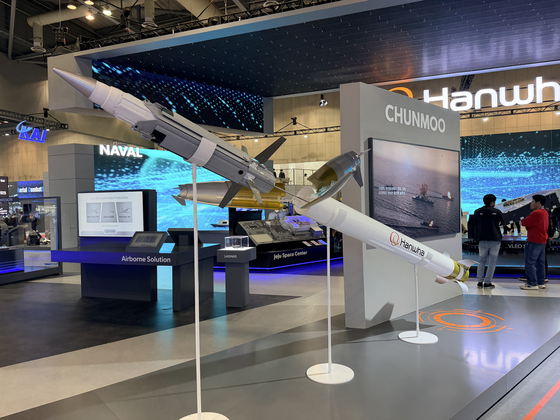 A mockup of the Chunmoo 3.0 missile is displayed at the Seoul International Aerospace & Defense Exhibition held in Kintex in Goyang, Gyeonggi, on Monday. [CHO YONG-JUN] 