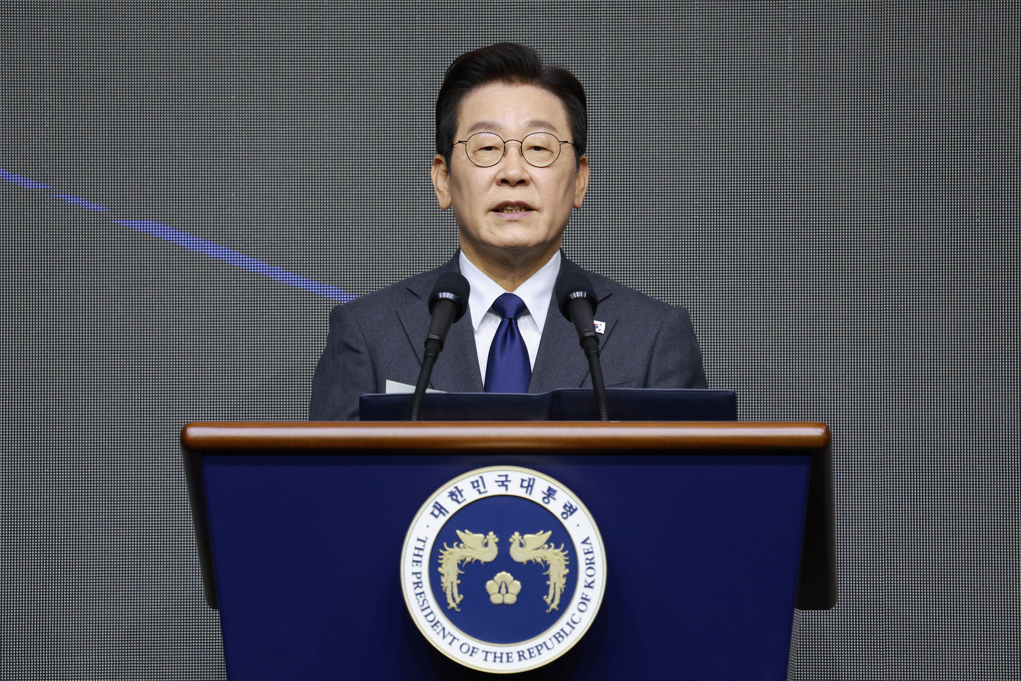 President Lee Jae Myung delivers a speech at an opening ceremony for the Seoul International Aerospace & Defense Exhibition 2025 held at Kintex in Goyang, Gyeonggi, on Oct. 20. [JOINT PRESS CORPS] 