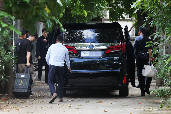 Korean investigators arrive at a temple in Phnom Penh on Oct. 20, where an autopsy of a Korean student allegedly tortured to death in the country was scheduled to take place. [YONHAP]