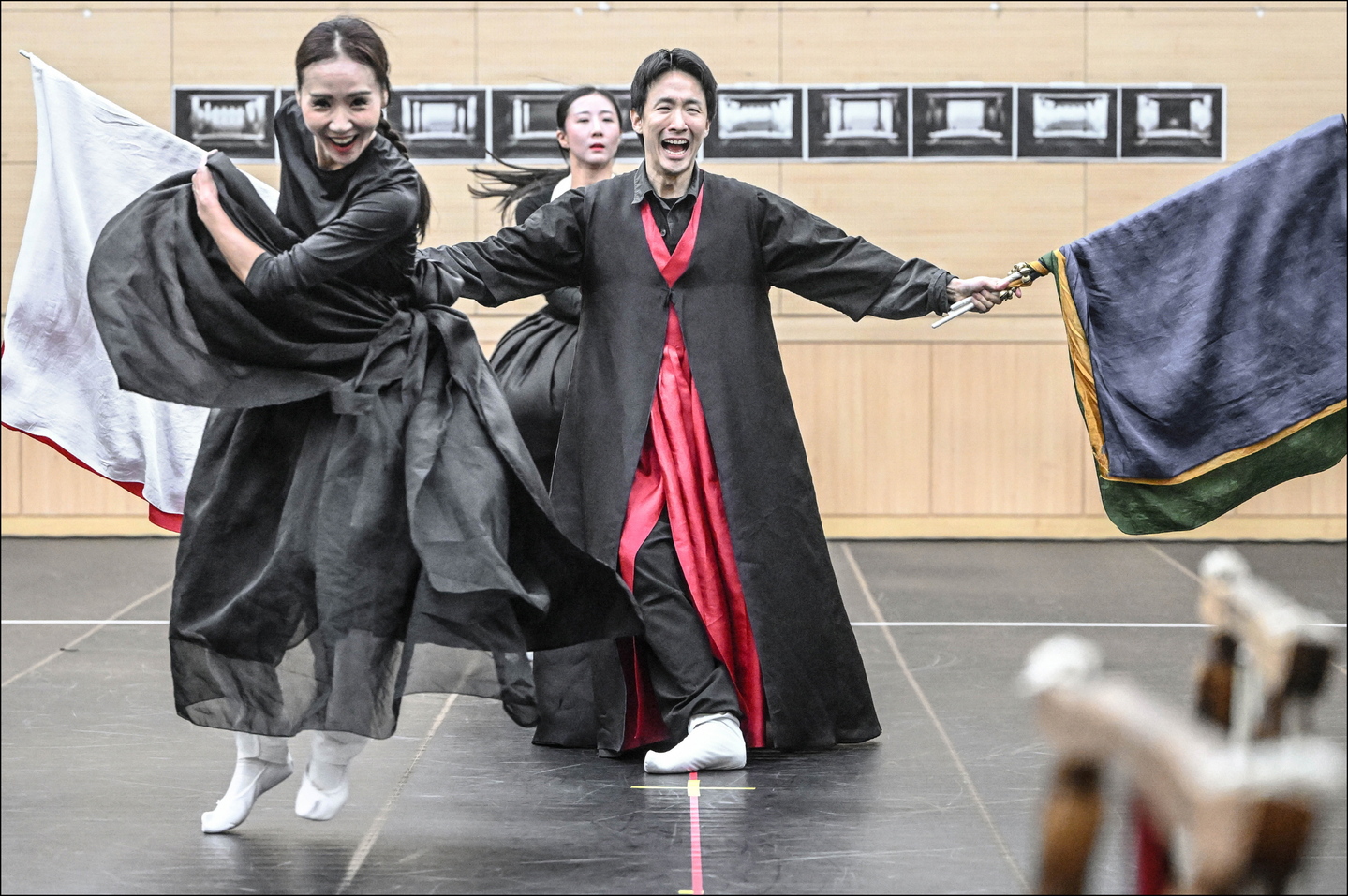 The Seoul Metropolitan Dance Theatre company performs the shaman (Mudang) dance from its upcoming show “Mimesis” at Sejong Center for the Performing Arts’ rehearsal hall in Jongno District, central Seoul, on Monday. [SEJONG CENTER FOR THE PERFORMING ARTS]