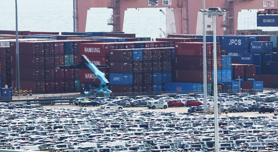 Export-bound cars and containers are lined up at Pyeongtaek Port in Gyeonggi on Oct. 16. [YONHAP]