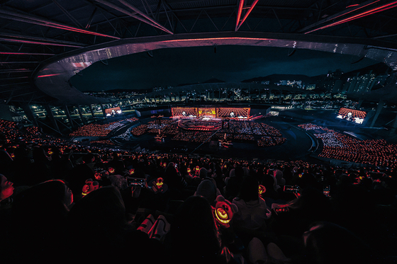 Stray Kids performs during its “dominATE: celebrATE” encore concerts, the finale of its “dominATE” world tour, held on Oct. 18 and 19 at Incheon Asiad Main Stadium. [JYP ENTERTAINMENT]