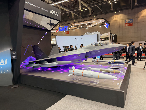 A scaled model of the KF-21 fighter jet at the Korea Aerospace Industries booth at the Seoul International Aerospace & Defense Exhibition held in Kintex in Goyang, Gyeonggi, on Monday. [CHO YONG-JUN]