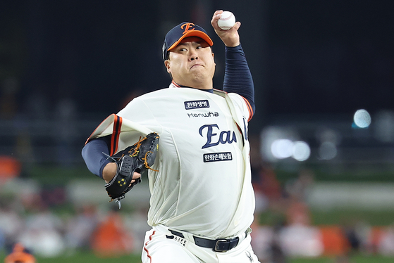 Hanwha Eagles pitcher Ryu Hyun-jin delivers in the top of the first inning during a game against the LG Twins at Hanwha Life Eagles Park in Daejeon on Sept. 26. [NEWS1]