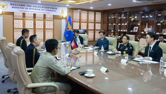 Acting National Police Agency Commissioner Yoo Jae-seong and General Commissariat of the Cambodian National Police Chea Peou speak during a meeting at the National Police Agency headquarters in Seodaemun District, western Seoul, on Oct. 20. [NEWS1]