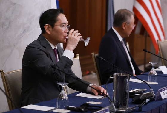 Samsung Electronics Executive Chairman Lee Jae-yong drinks water during the Korea-U.S. Business Roundtable at the Willard Hotel in Washington, D.C., on Aug. 25. [YONHAP]