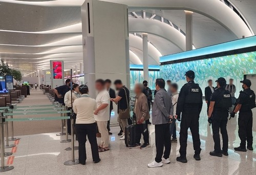 Police conduct inspections at Incheon International Airport on Oct. 16. [INCHEON METROPOLITAN POLICE AGENCY]