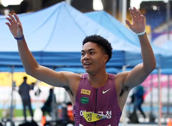 Joel Jin Nwamadi of the Yecheon County team celebrates after crossing the finish line first in the men’s 200-meter final at the National Sports Festival at Busan Asiad Main Stadium in Busan on Oct. 20. [NEWS1]