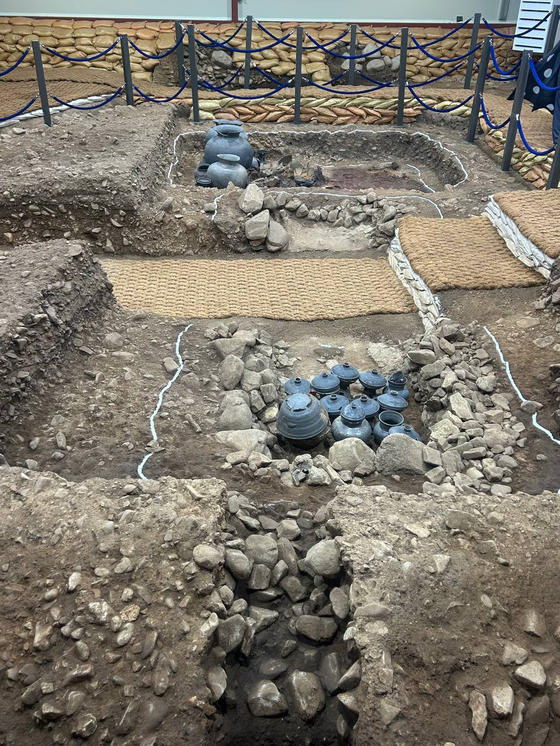 The newly discovered Hwangnam-dong Wooden Chamber Tomb No. 1, part of the ancient tomb complex in Gyoengju, North Gyeongsang and presumed to have been made during the Silla Dynasty (57 B.C.-A.D. 935), is revealed to reporters on Oct. 20. [YONHAP]