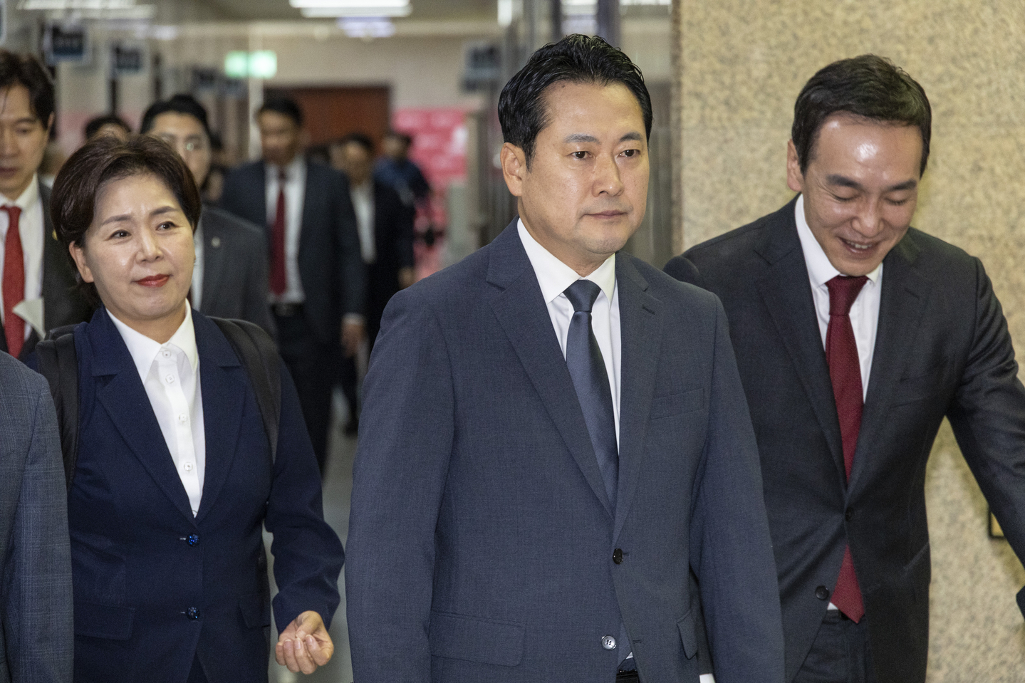 People Power Party leader Jang Dong-hyeok (center), Supreme Council member Kim Min-su (right), and other senior party officials head to an emergency Supreme Council meeting at the National Assembly on Sept. 3. [YONHAP]