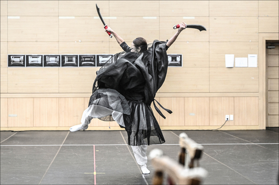 A member of Seoul Metropolitan Dance Theatre company performs the shaman (Mudang) dance in the upcoming show “Mimesis” at Sejong Center for the Performing Arts’ rehearsal hall in Jongno District, central Seoul, on Monday. [SEJONG CENTER FOR THE PERFORMING ARTS]