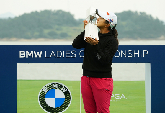 Kim Sei-young kisses the trophy after winning the BMW Ladies Championship at Pine Beach Golf Links in Haenam, South Jeolla, on Oct. 19, in this photo provided by the tournament organizing committee. [YONHAP]