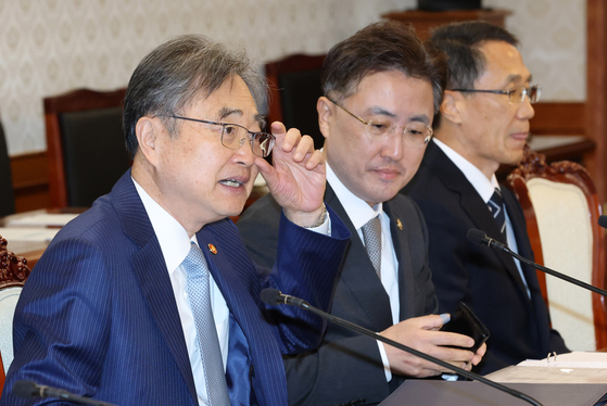 Foreign Minister Cho Hyun, left, speaks with other participants during a ministerial meeting on public safety and security at the government complex in Jongno District, central Seoul, on Oct. 15. [JOINT PRESS CORPS]