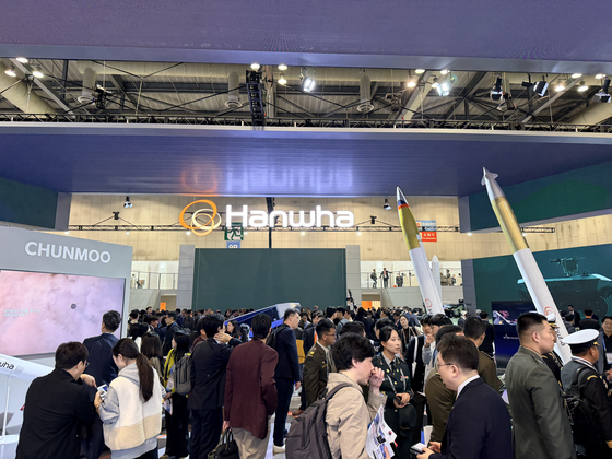Hanwha's booth at the Seoul International Aerospace & Defense Exhibition held in Kintex in Goyang, Gyeonggi, on Monday. [CHO YONG-JUN] 