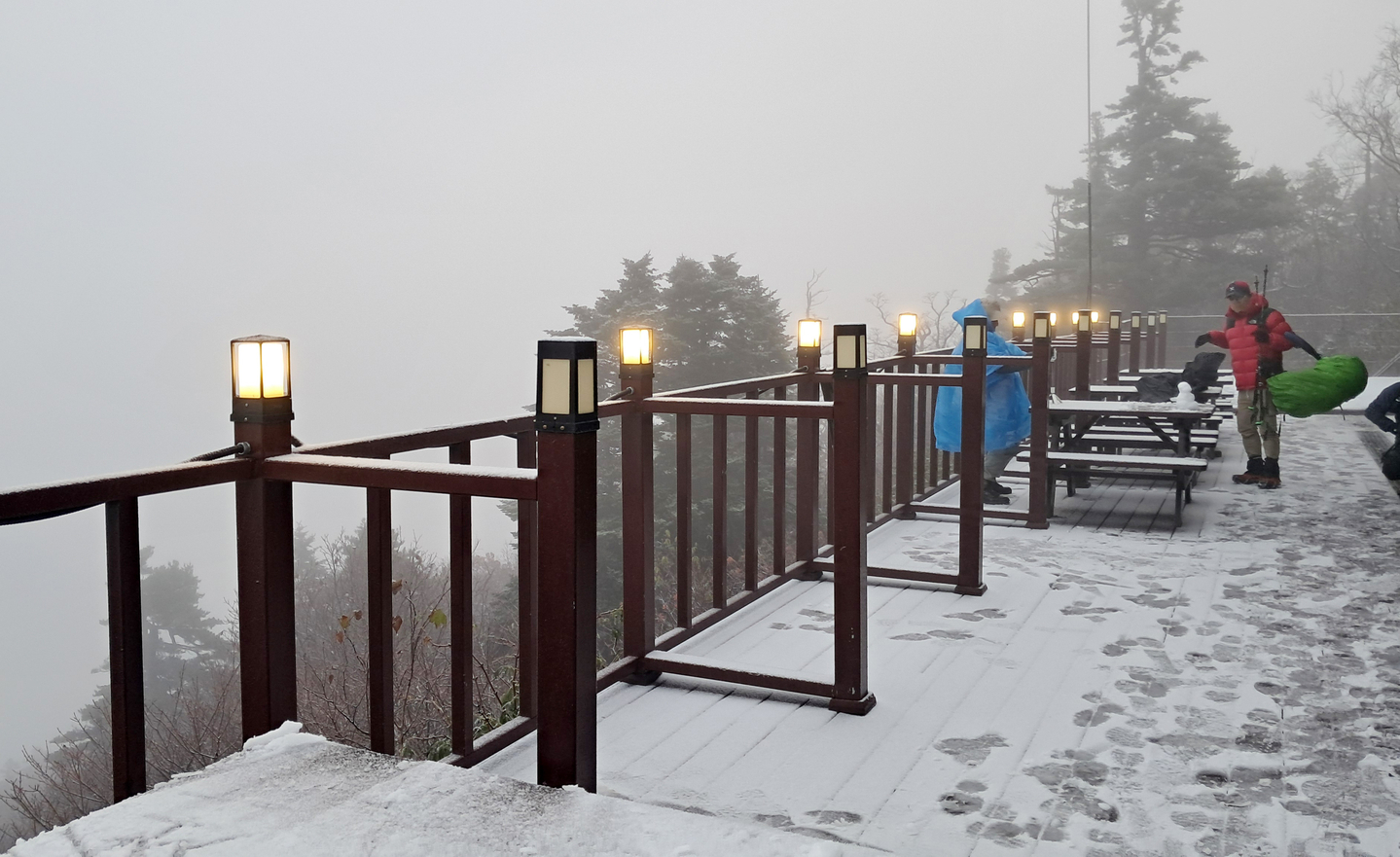Snow piles up around the Socheong shelter area of Mount Seorak on Oct. 20, marking Korea’s first snowfall of the autumn season. [SEORAKSAN NATIONAL PARK OFFICE]