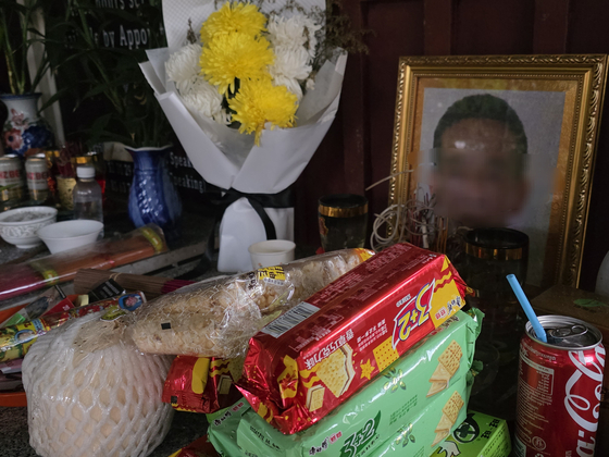 A picture of a deceased individual is seen inside Tuek Thla Pagoda in Phnom Penh, Cambodia, where the body of a 22-year-old Korean student surnamed Park found on Aug. 8 was kept until an autopsy could be conducted on Oct. 20. [LEE YOUNG-KEUN]
