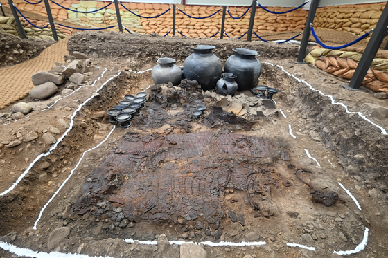 The newly discovered Hwangnam-dong Wooden Chamber Tomb No. 1, part of the ancient tomb complex in Gyoengju, North Gyeongsang and presumed to have been made during the Silla Dynasty (57 B.C.-A.D. 935) [KOREA HERITAGE SERVICE]