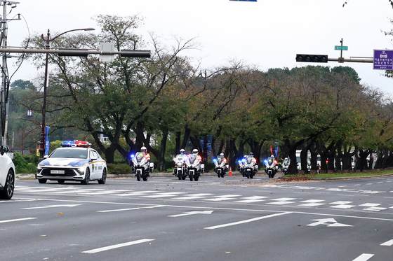 Police officers take part in a security exercise for the upcoming Asia-Pacific Economic Cooperation summit in Gyeongju, about 330 kilometers southeast of Seoul, on Oct. 20. [YONHAP]