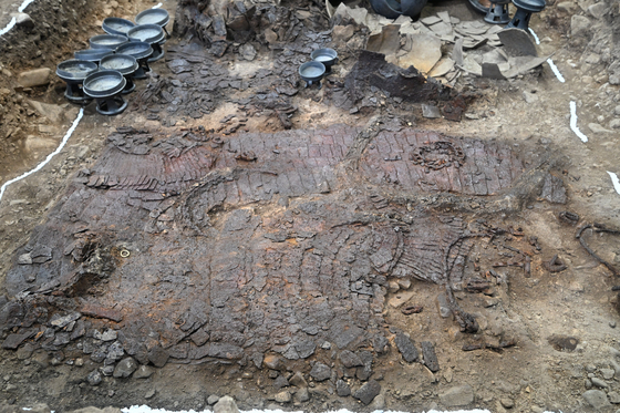 The newly discovered Hwangnam-dong Wooden Chamber Tomb No. 1, part of the ancient tomb complex in Gyoengju, North Gyeongsang and presumed to have been made during the Silla Dynasty (57 B.C.-A.D. 935), shows artifacts buried along with the body. [KOREA HERITAGE SERVICE]