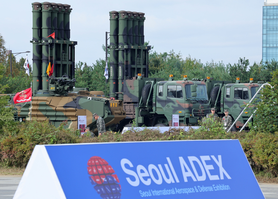 Weapons are displayed in front of the Seoul International Aerospace & Defense Exhibition 2025 at Kintex in Goyang, Gyeonggi, for the opening ceremony on Oct. 20. [YONHAP] 