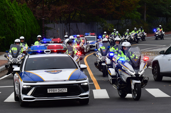 Police officers take part in a security exercise for the upcoming Asia-Pacific Economic Cooperation summit in Gyeongju, about 330 kilometers southeast of Seoul, on Oct. 20. [NEWS1]