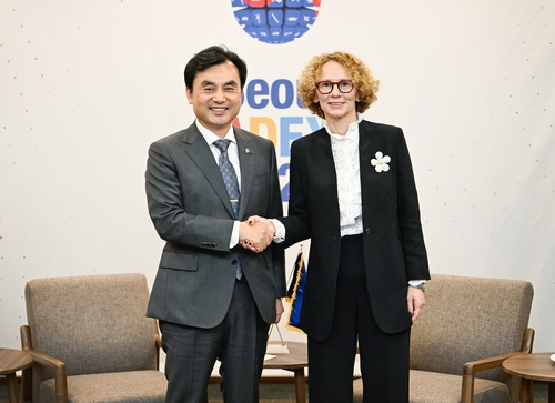 Defense Minister Ahn Gyu-back, left, and Radmila Shekerinska, deputy secretary general of the North Atlantic Treaty Organization, pose for a photo during their meeting in Goyang, Gyeonggi, on Oct. 20. [MINISTRY OF NATIONAL DEFENSE]