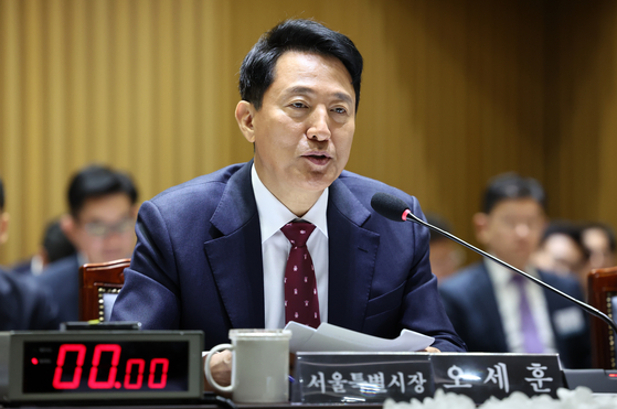 Seoul Mayor Oh Se-hoon answers questions from lawmakers during a parliamentary audit of the Seoul Metropolitan Government by the National Assembly’s Land, Infrastructure and Transport Committee at Seoul City Hall in central Seoul on Oct. 20. [YONHAP]