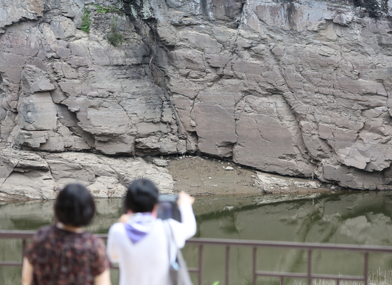 The Bangudae Petroglyphs in Ulsan reemerge on Aug. 26 after being submerged for more than a month. [YONHAP] 