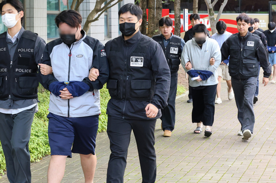 Suspects of crime related to scam and fraud in Cambodia, who were repatriated to Korea, enter the Daejeon District Court Hongseong branch in South Chungcheong for their pretrial detention warrant hearing on Oct. 20. [YONHAP]